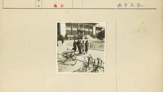 小路行人自行车与大型建筑风景.jpg