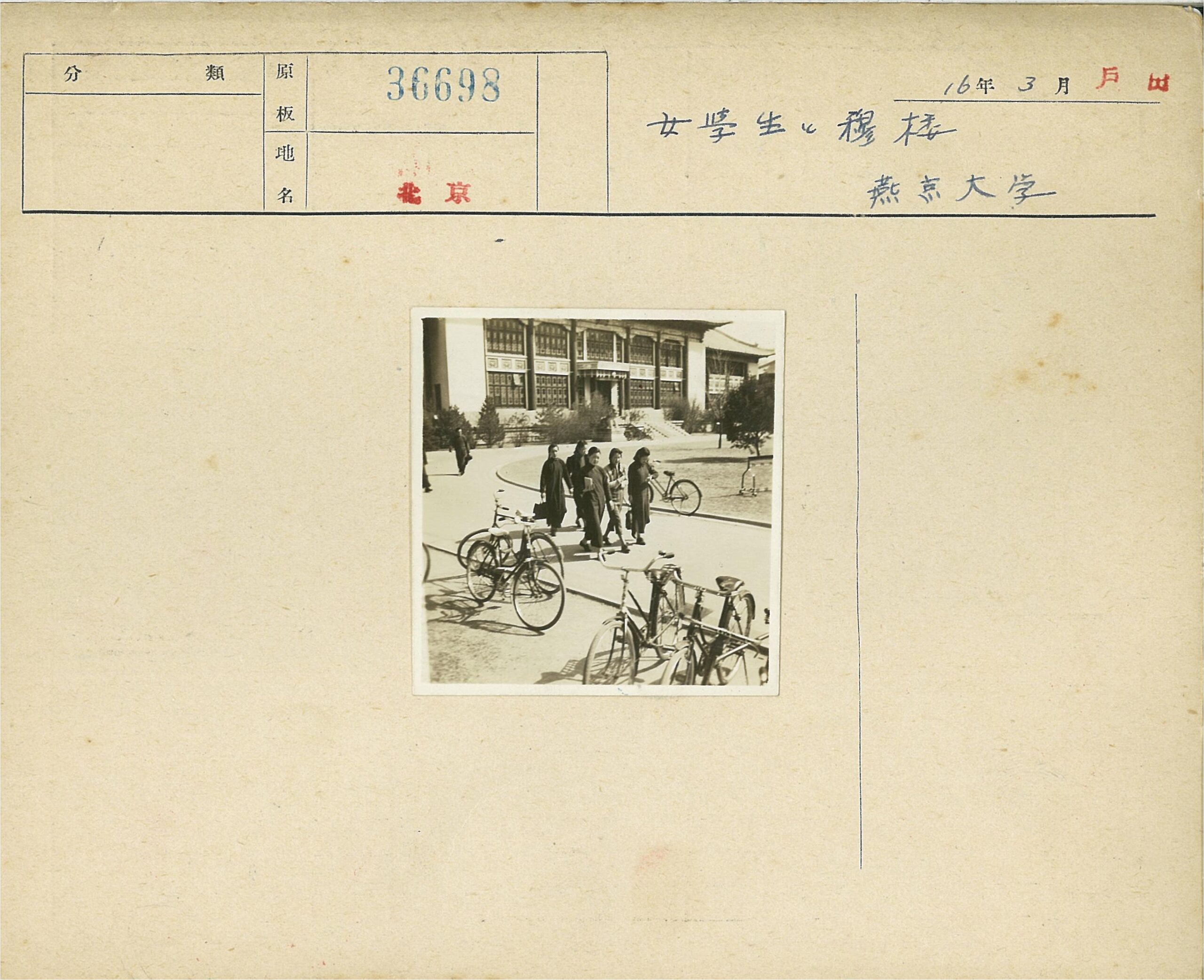 小路行人自行车与大型建筑风景.jpg