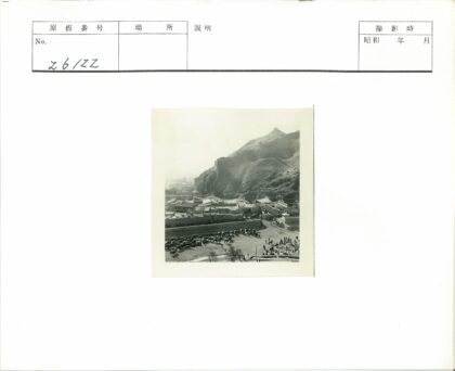 小镇丘陵景观与城墙马车.jpg