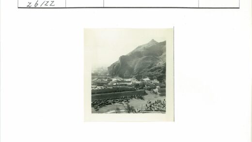 小镇丘陵景观与城墙马车.jpg