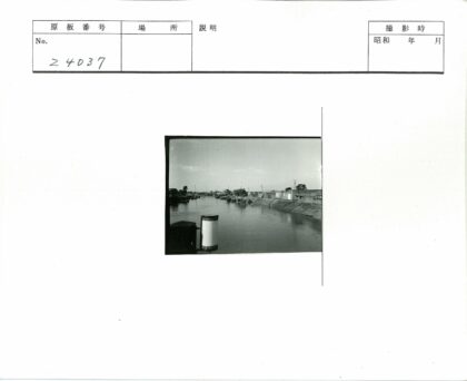 小镇河岸风光.jpg