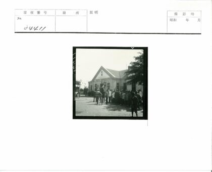 尖顶建筑外的人群与军官.jpg