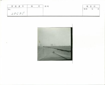 尘土路旧车行驶荒原.jpg