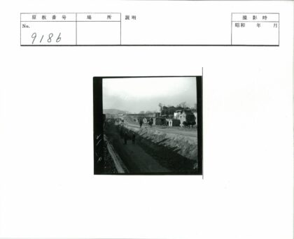 尘土道路与远山风景.jpg