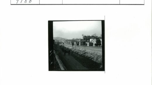 尘土道路与远山风景.jpg