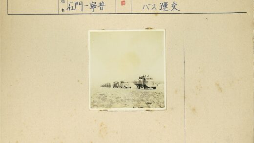 尘土飞扬的卡车车队行驶.jpg