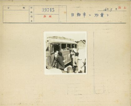 尘土飞扬的旧公共汽车之旅.jpg