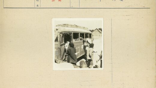 尘土飞扬的旧公共汽车之旅.jpg