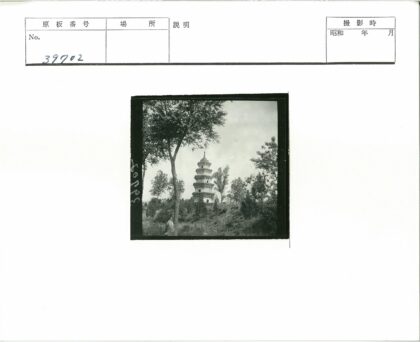 层叠宝塔绿树环绕景观.jpg