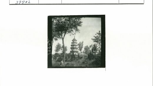 层叠宝塔绿树环绕景观.jpg