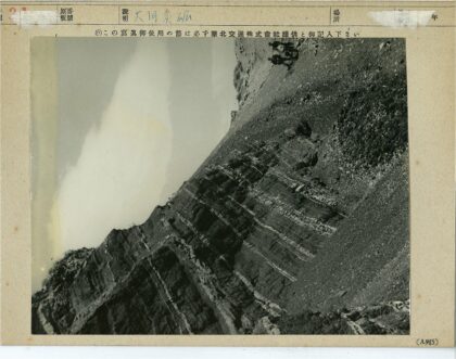 层岩崎岖山坡多云天空.jpg