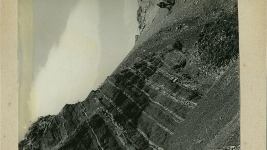 层岩崎岖山坡多云天空.jpg