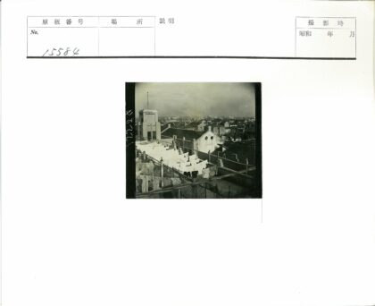 屋顶俯瞰城市建筑与晾衣风景.jpg