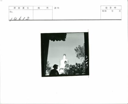 屋顶剪影与白色建筑.jpg