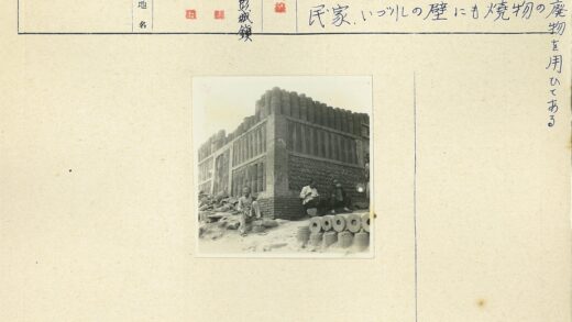 屋顶圆柱砖堆与人罐散景.jpg