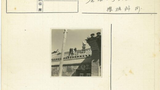 屋顶工人与电线杆工作场景.jpg