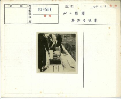 屋顶工人与舱口工作场景.jpg