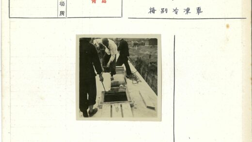 屋顶工人与舱口工作场景.jpg