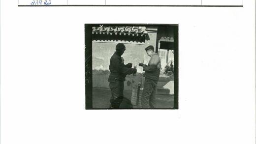 屋顶瓦片石墙建筑旁两人交谈.jpg