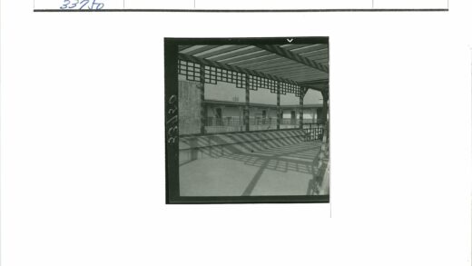 屋顶网格阴影与砖墙建筑.jpg