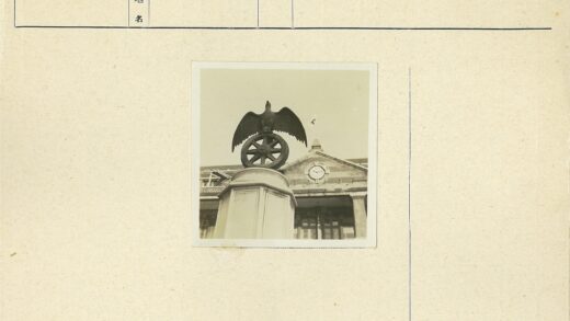 展翅鸟雕像与钟楼建筑.jpg