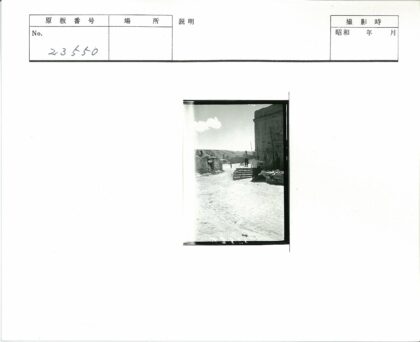 山丘小镇尘土路与行人.jpg