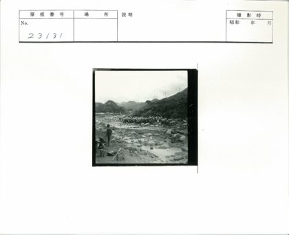 山丘岩石河床人群聚集.jpg