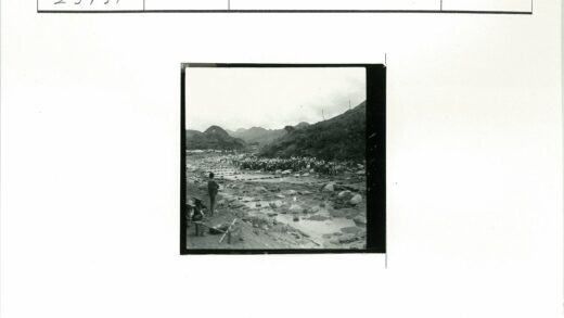 山丘岩石河床人群聚集.jpg