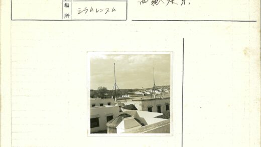 山丘旗杆旁的白色建筑.jpg