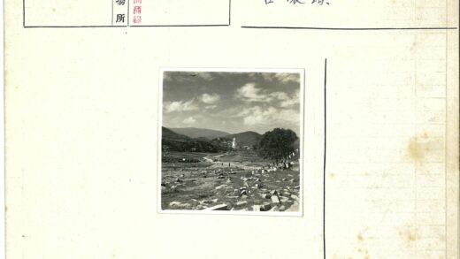 山丘环绕的佛塔与经幡风景.jpg