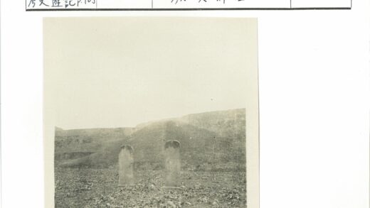 山丘间的双墓碑风景.jpg