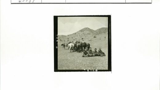 山前马群与人合影.jpg