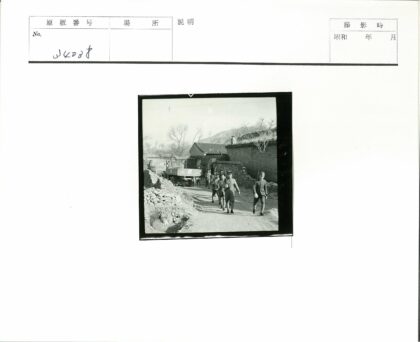 山区传统建筑与卡车行人土路.jpg