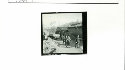 山区传统建筑与卡车行人土路.jpg