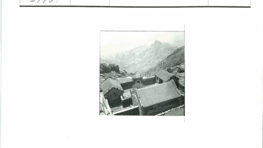 山区传统瓦片屋顶建筑.jpg