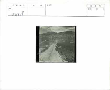 山区公路汽车行驶.jpg