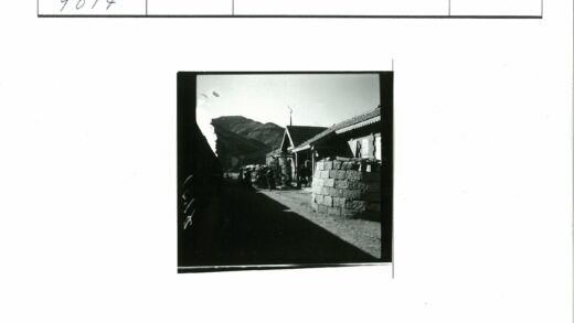 山区古镇街道行人黑白照.jpg