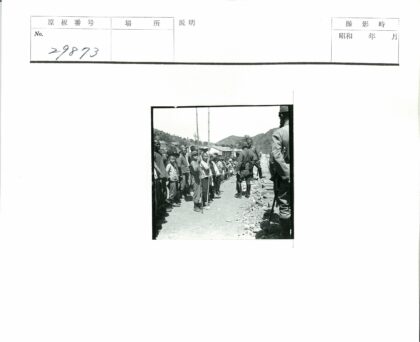 山区土路上的儿童与士兵队列.jpg