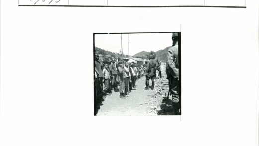 山区土路上的儿童与士兵队列.jpg
