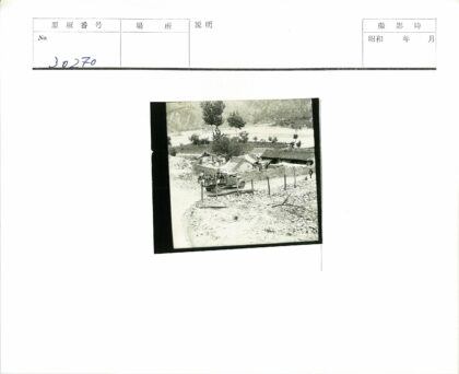 山区土路卡车与质朴建筑.jpg