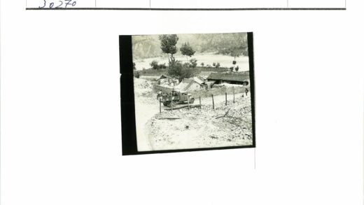 山区土路卡车与质朴建筑.jpg
