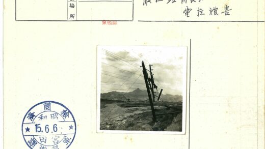 山区土路旁倾斜电线杆与多线.jpg