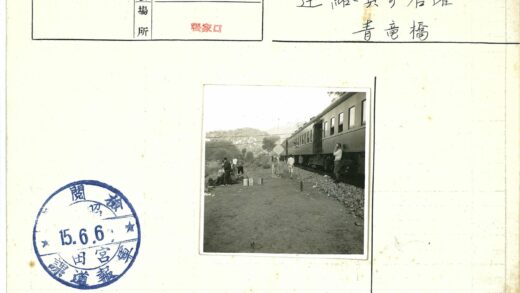 山区土路旁停靠的火车与人群.jpg