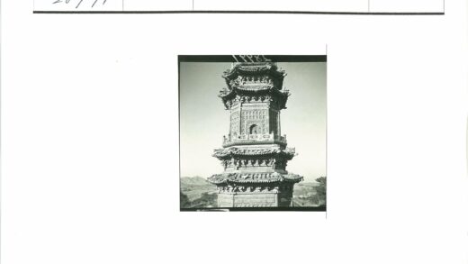 山区多层宝塔雕刻屋檐景观.jpg