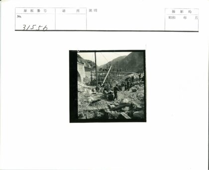 山区大型建筑脚手架施工.jpg
