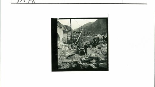 山区大型建筑脚手架施工.jpg