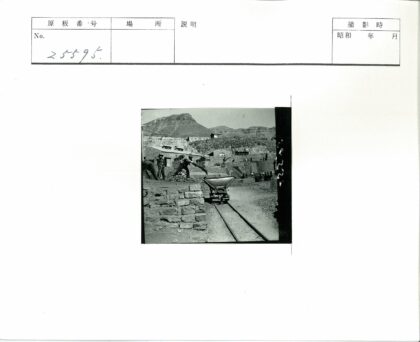 山区工人轨道手推车施工.jpg
