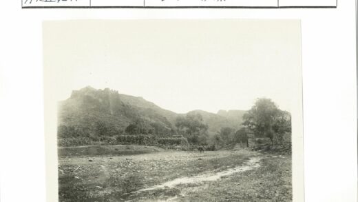 山区废墟与林间小路景观.jpg