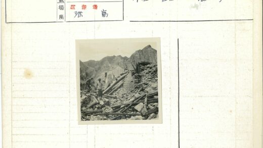 山区废墟中的两人与倒塌木梁.jpg