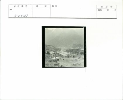 山区建筑与人群雾中景.jpg